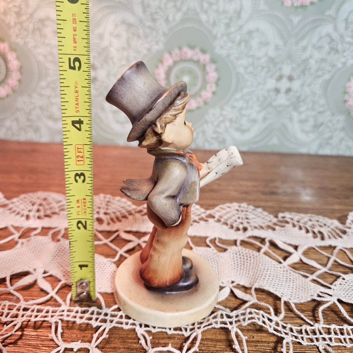 Goebel Hummel "Street Singer" 131 Figurine TMK1