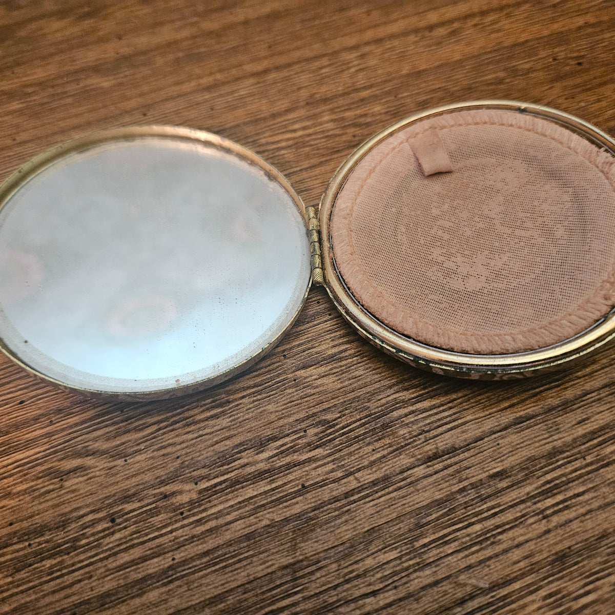 Gold Tone Damask Powder Compact with Mirror
