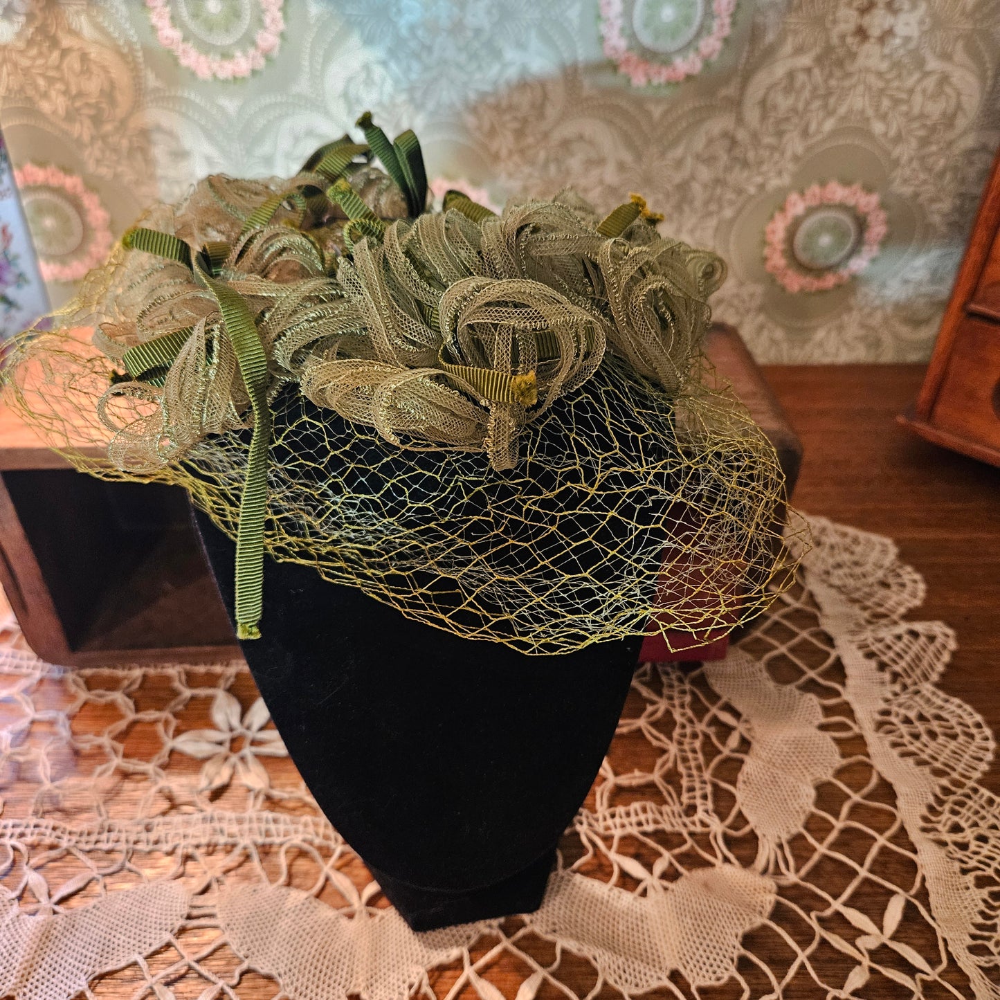 Norman Paulvin New York Green Ribbon Fascinator