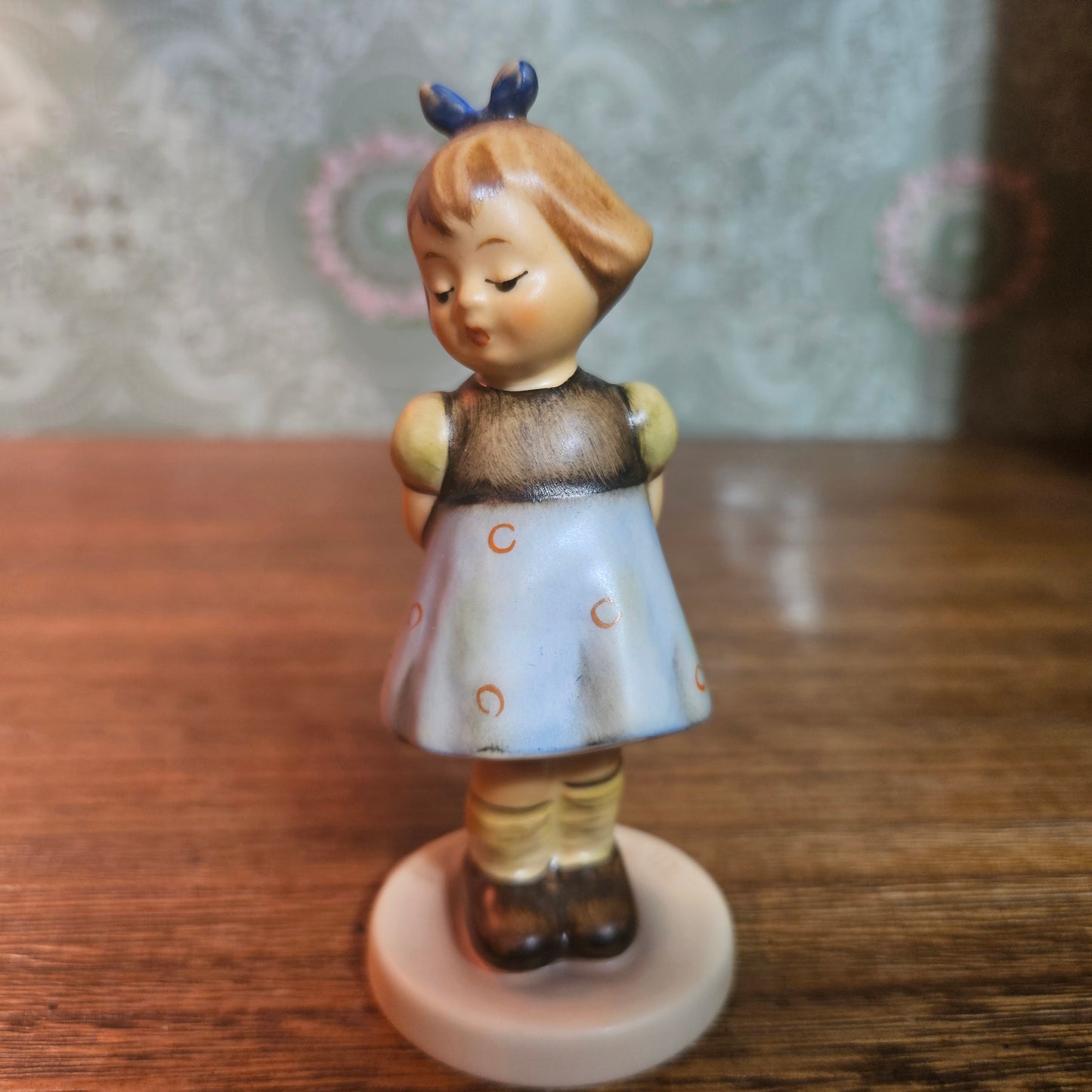Hummel 493 Two Hands One Treat Figurine with Box