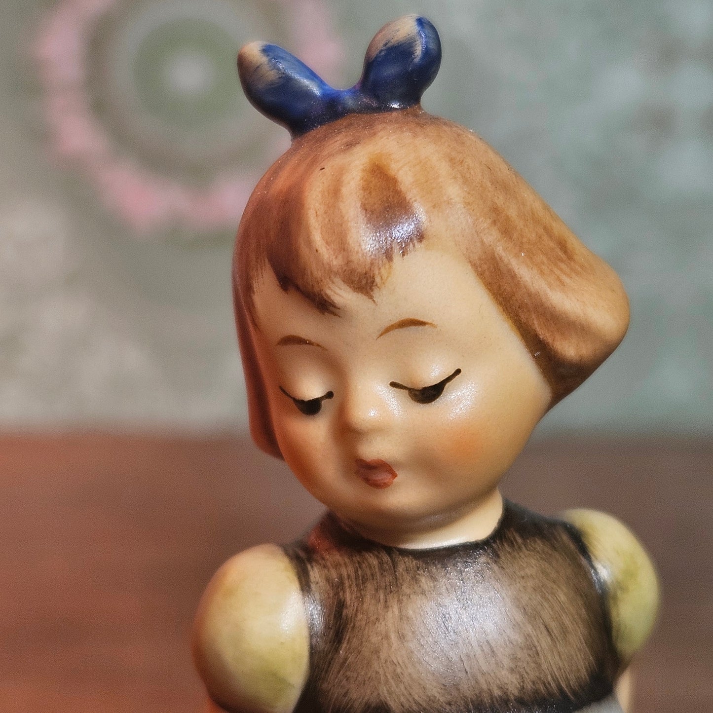 Hummel 493 Two Hands One Treat Figurine with Box