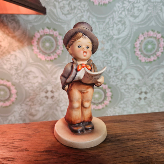 Goebel Hummel "Street Singer" 131 Figurine