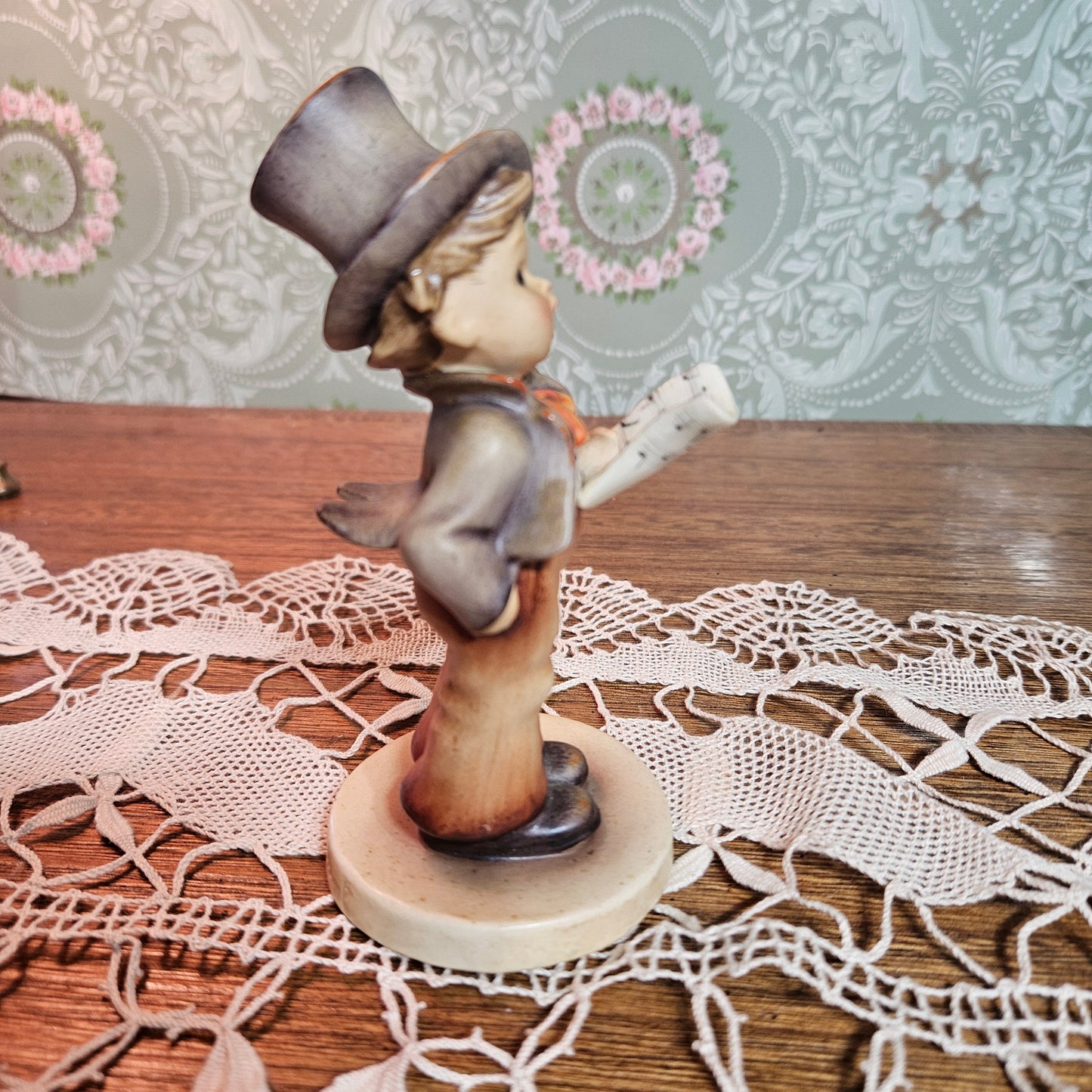 Goebel Hummel "Street Singer" 131 Figurine TMK1
