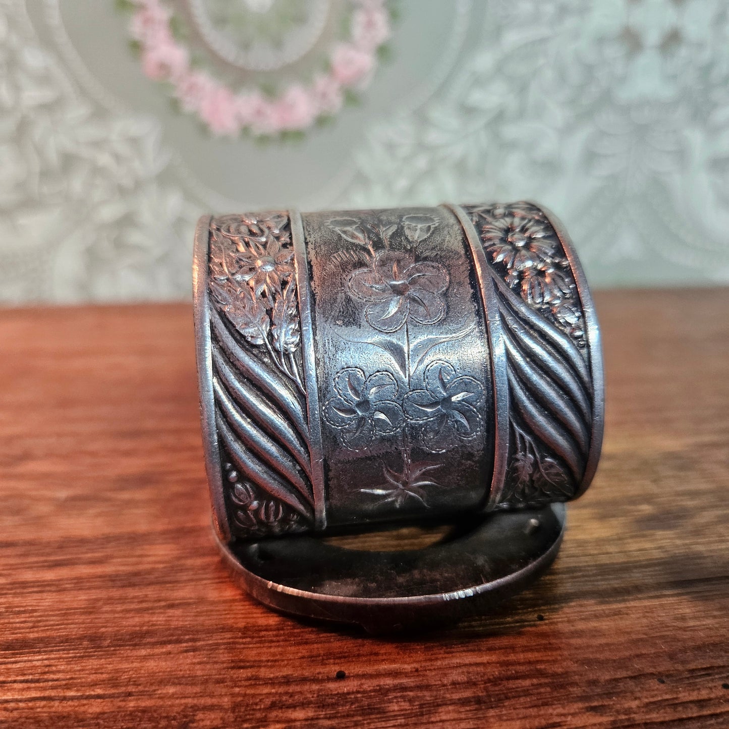 Horseshoe Floral Figural Napkin Ring