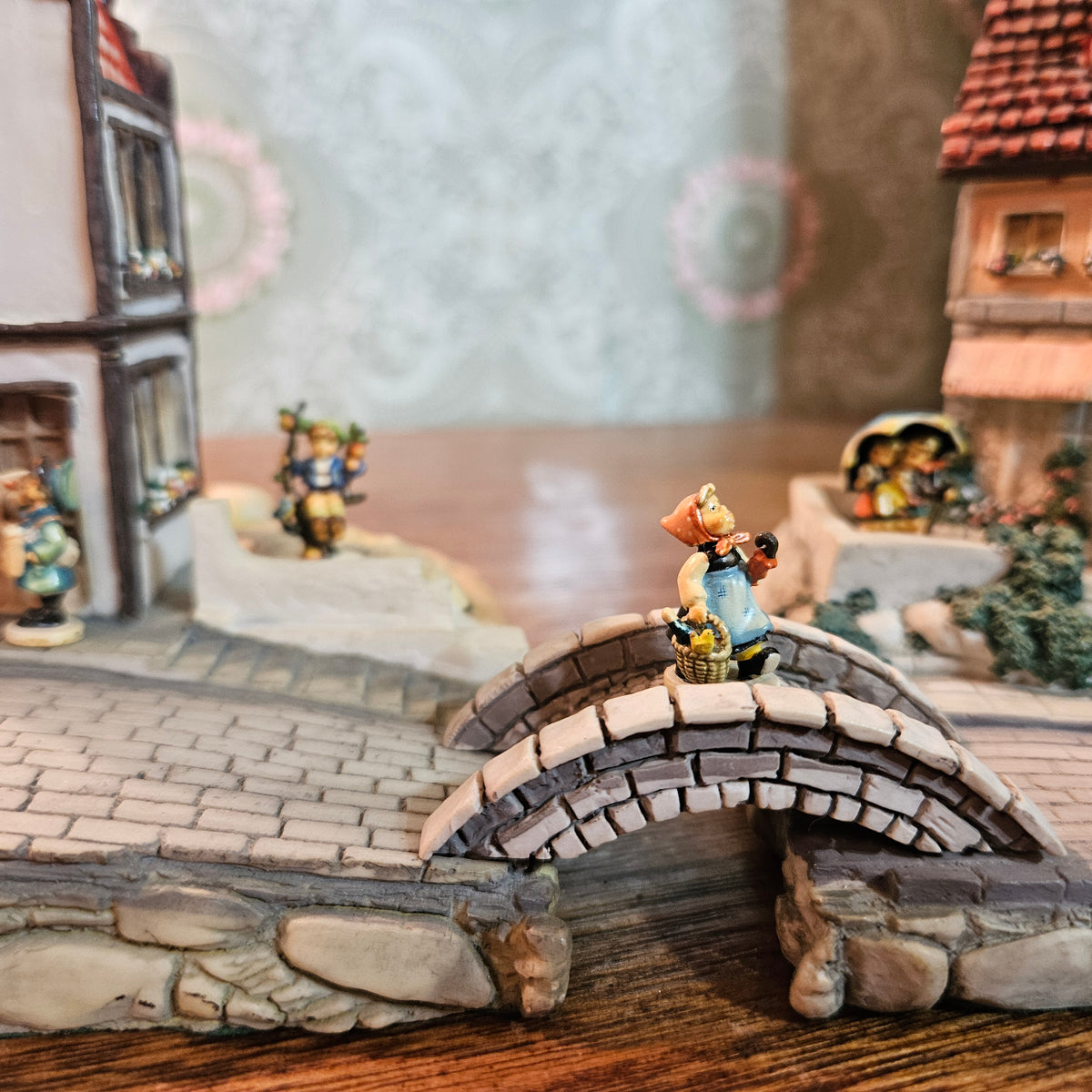 Goebel Olszewski Hummel KinderWay Bavarian Marktsquare Set