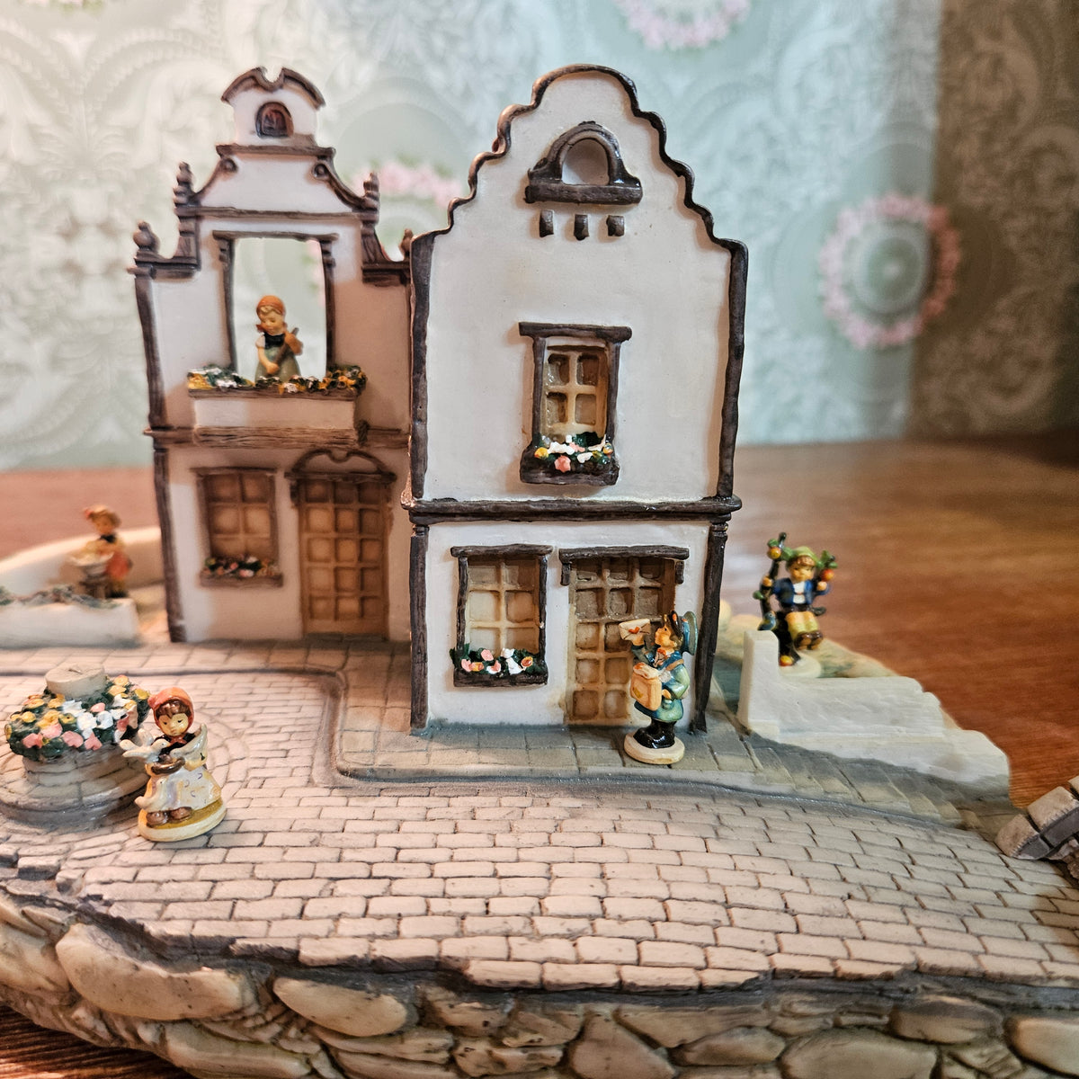 Goebel Olszewski Hummel KinderWay Bavarian Marktsquare Set