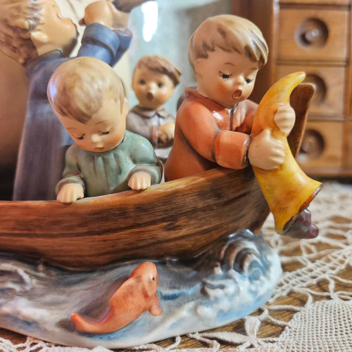 Goebel Hummel 530 Land in Sight Large Figurine with Box