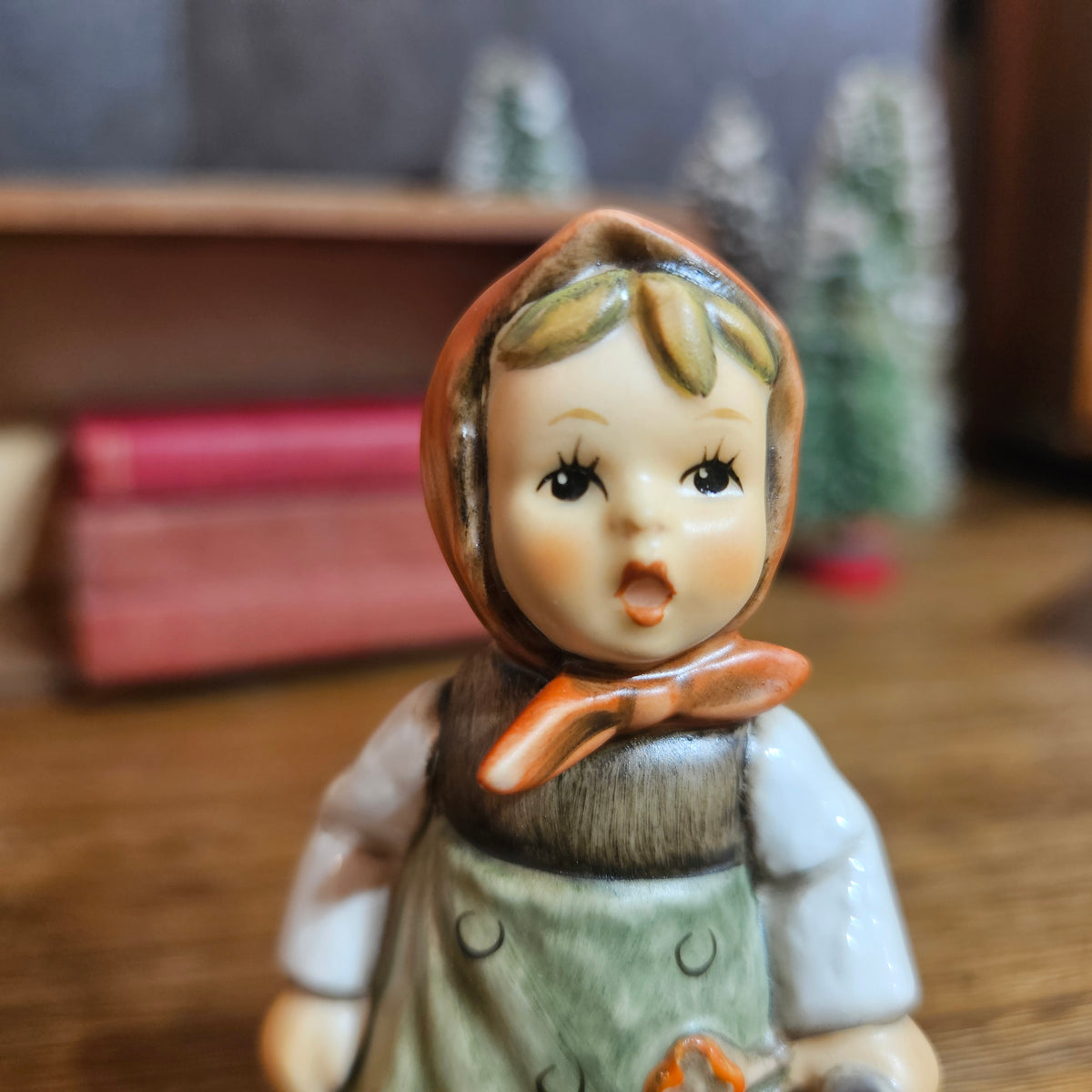 Goebel Hummel Grandma's Girl #561 1991 First Issue Boxed