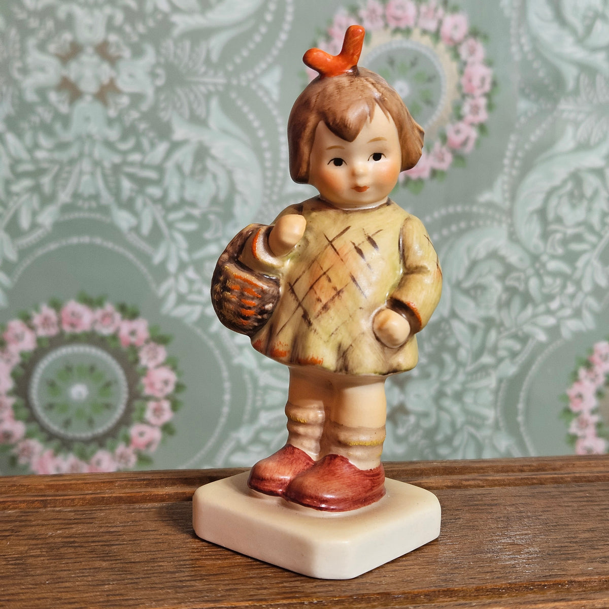 Goebel Hummel I Brought You a Gift 479 Figurine