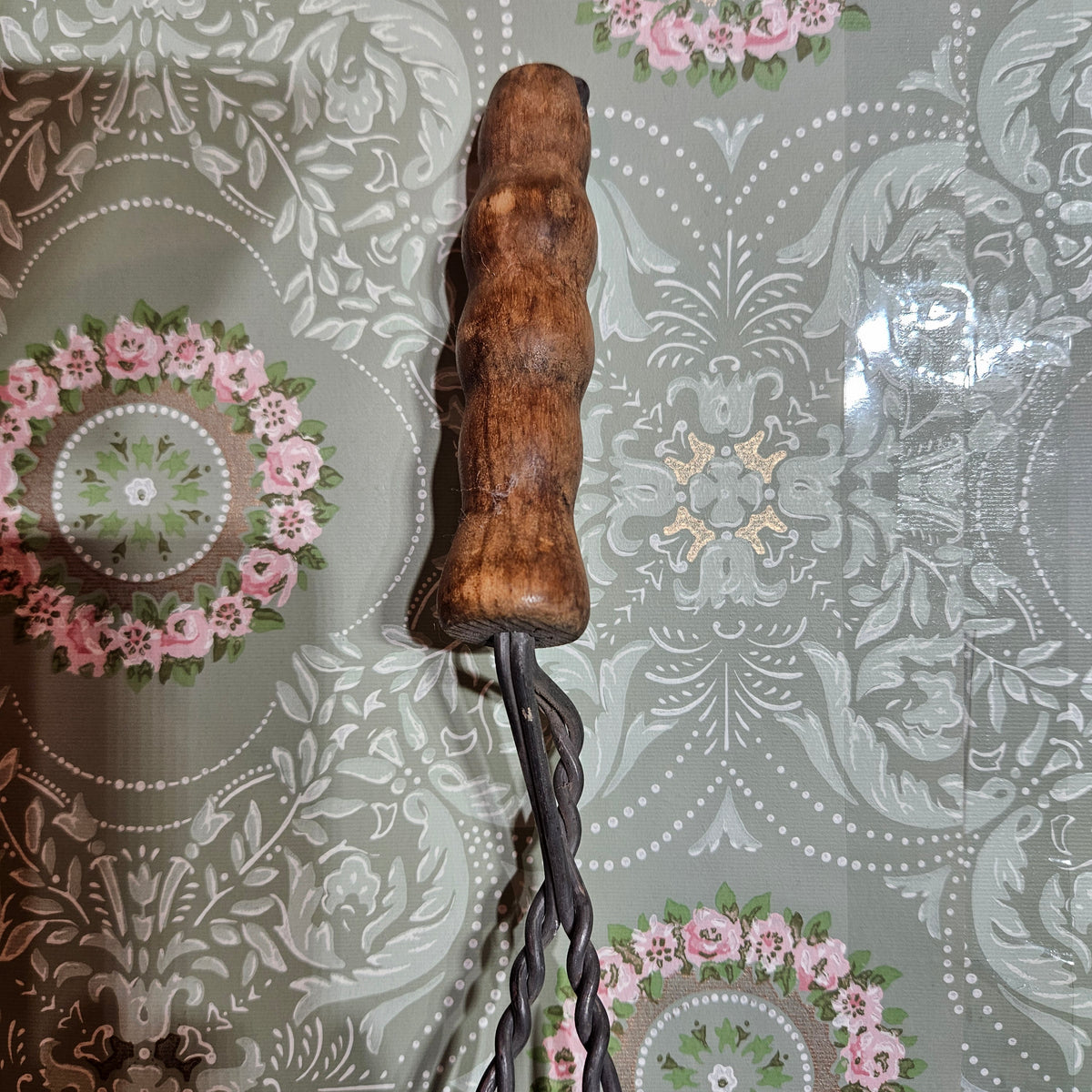 Vintage Wire Rug & Carpet Beater with Wooden Handle